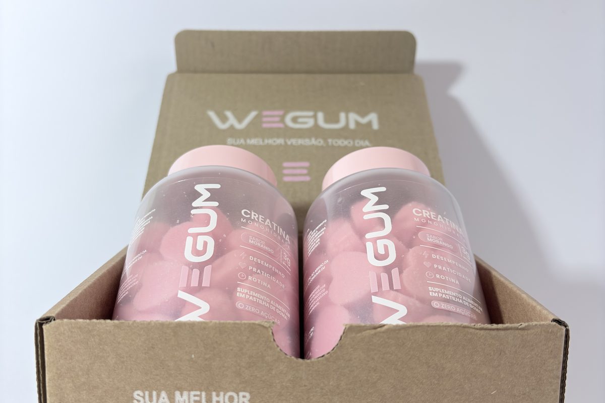 Caixa de envio WEGUM aberta, com papel de seda lilás