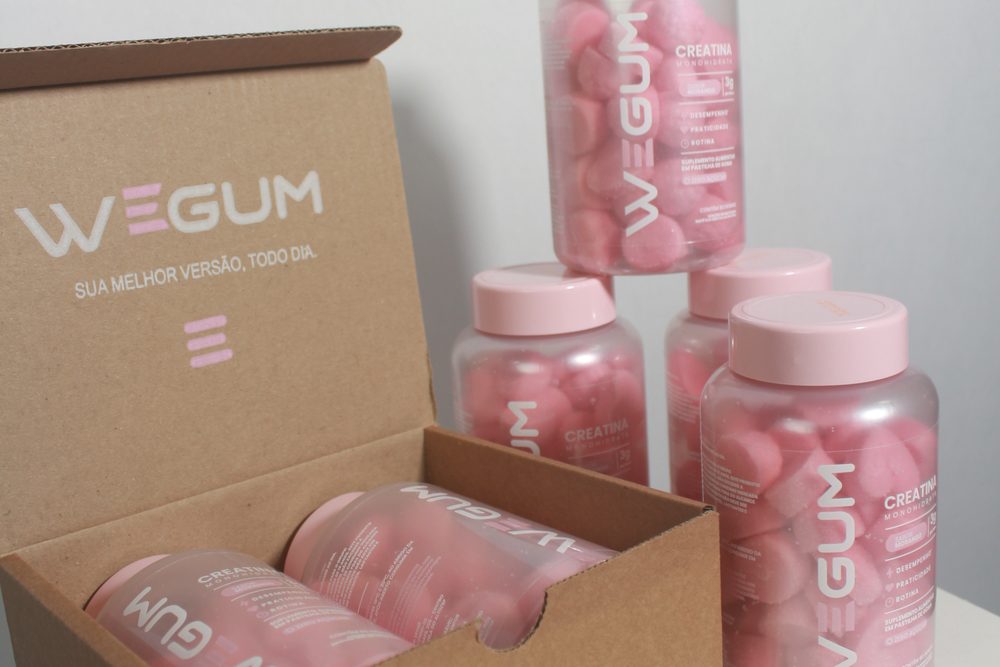 Caixas WEGUM empilhadas nas cores rosa e lilás