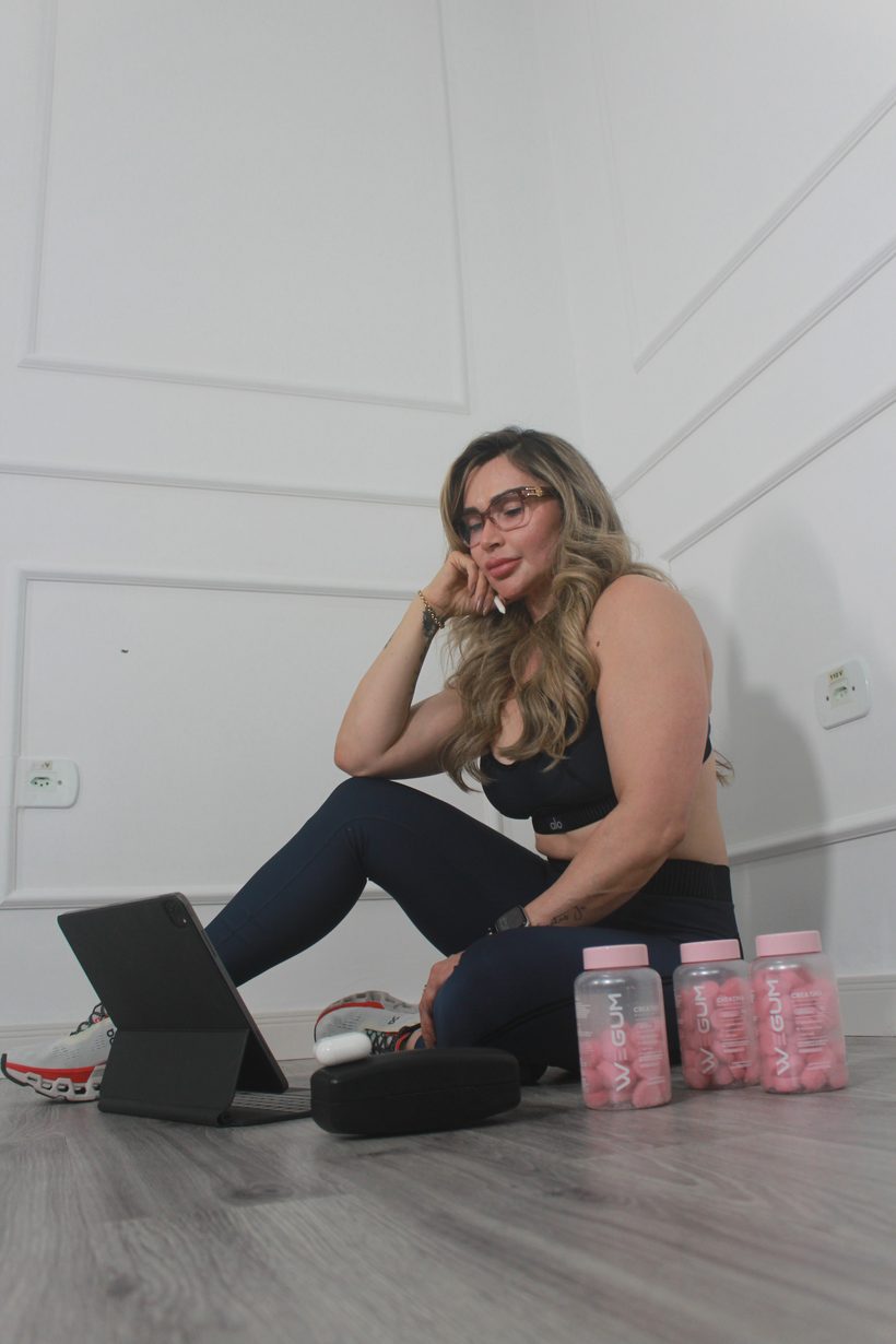 Mulher em casa, em um momento de pausa